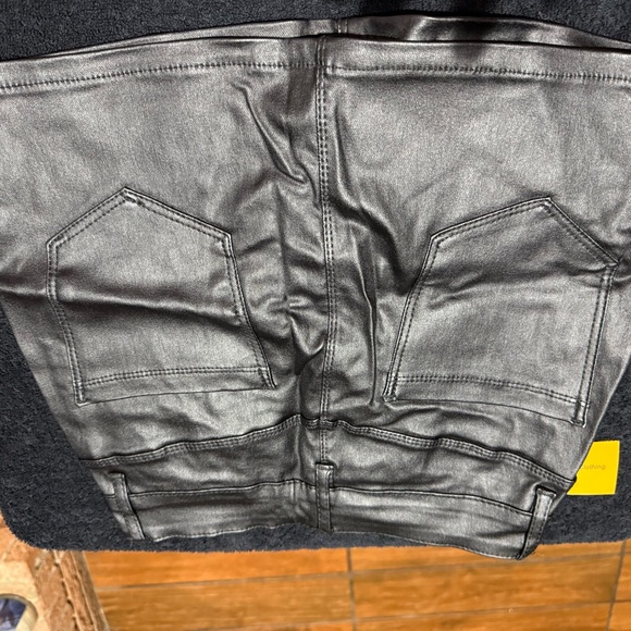 Stylish Black Mini Skirt - Picture 2 of 2